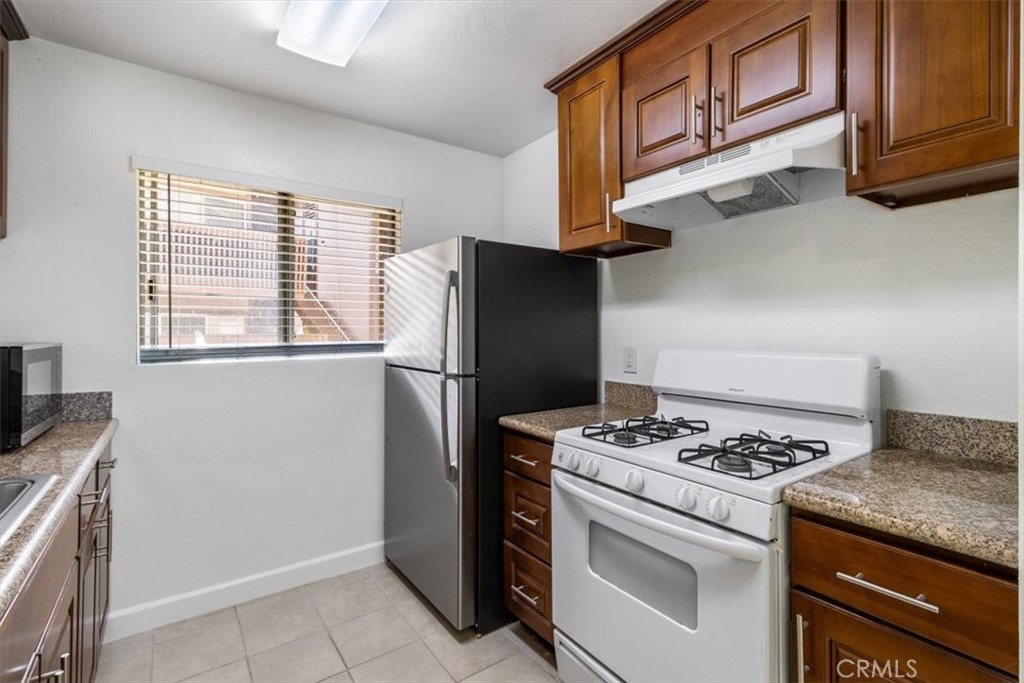 1044 Cabrillo Park Drive, Unit B Santa Ana, CA 92701 - Photo 6 of 32