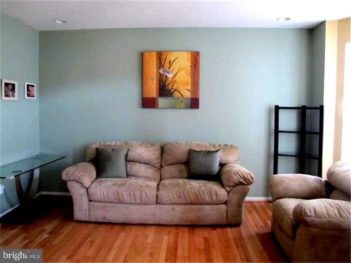 7 Parliament Road Sicklerville, NJ 08081 - Photo 8 of 18 Living Room