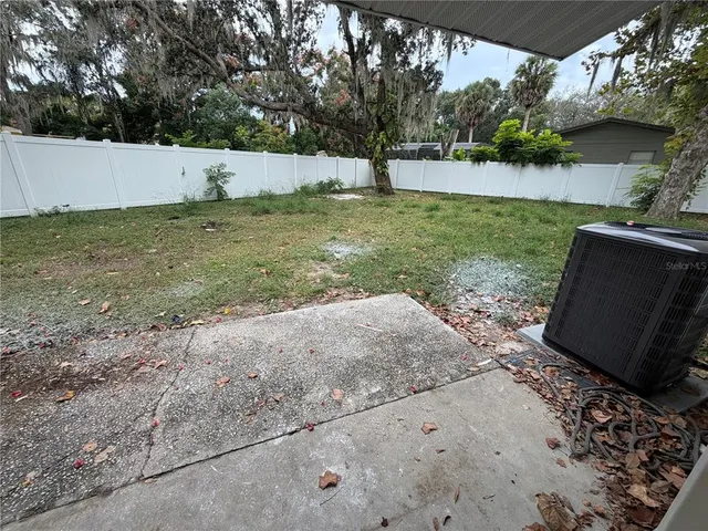 a view of a backyard