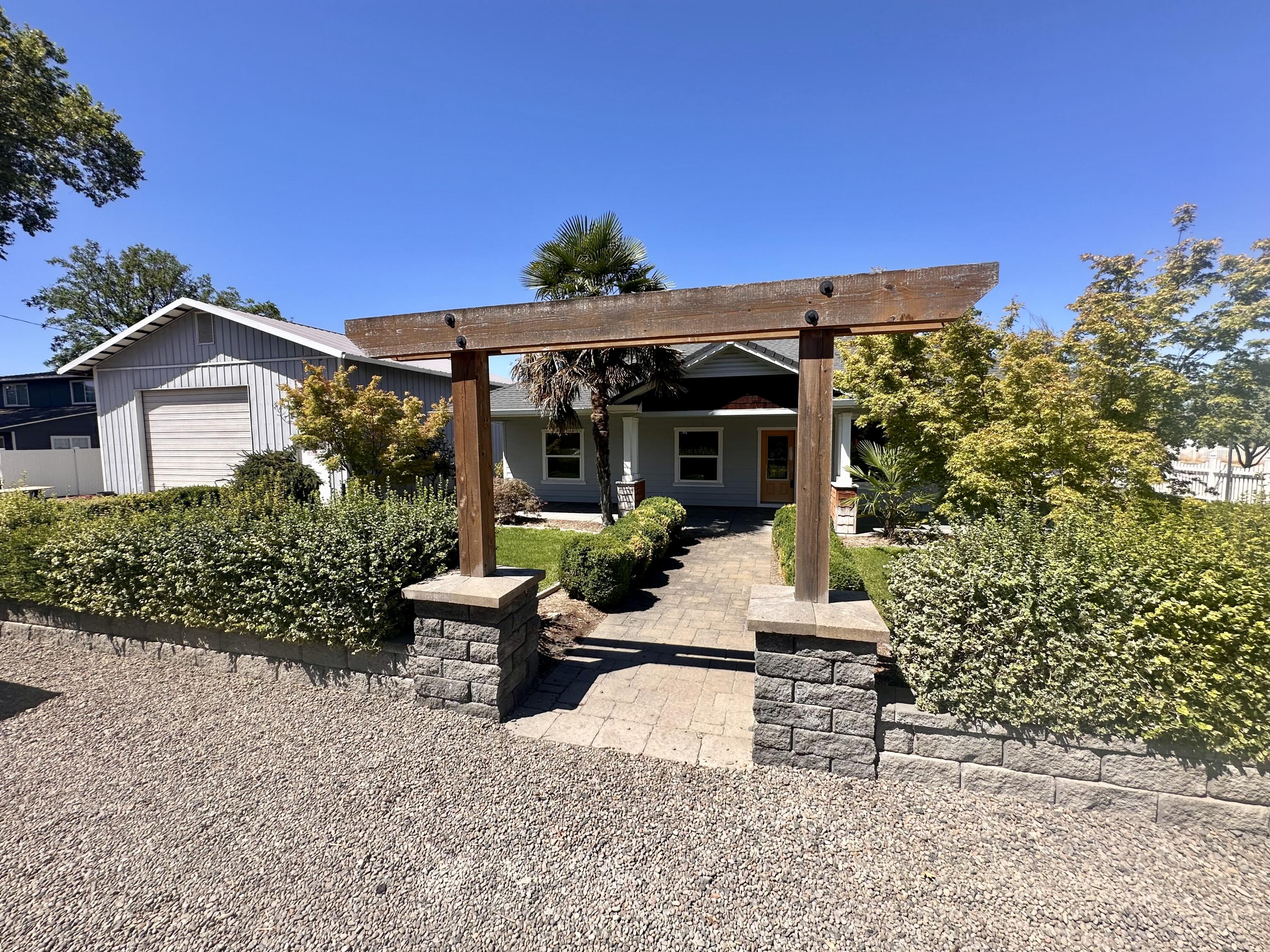 5117 Gebhard Road Central Point, OR 97502 - Photo 4 of 41 2E7D1E12-BC2B-4F79-B4BC-4F3FDAC5A3A1_1_2