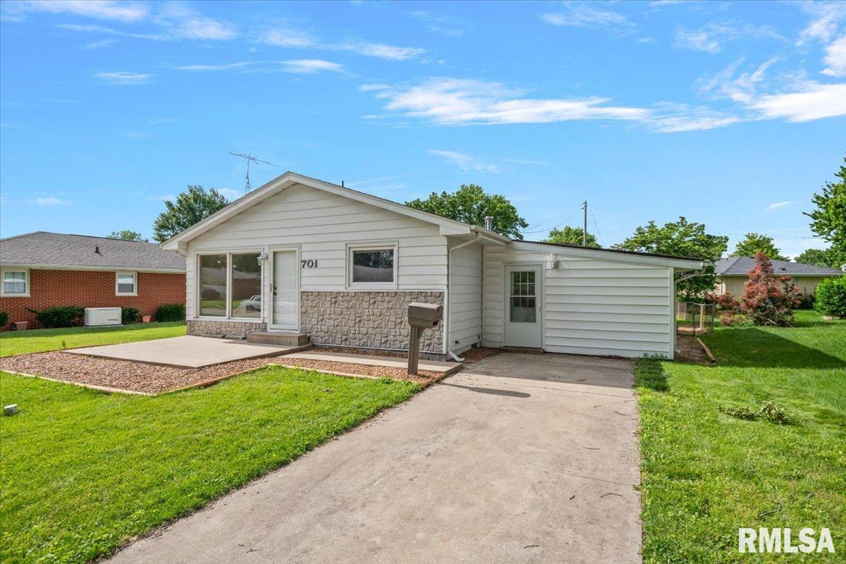 701 Samuel Street Taylorville, IL 62568 - Photo 3 of 31