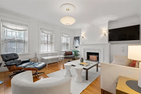 $992,500 | 250 Commonwealth Avenue, Unit 11, Boston, MA 02116