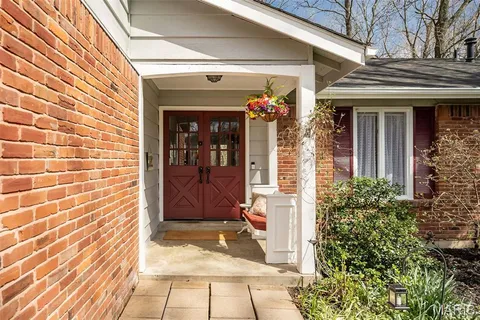 $389,900 | 812 Paquerette Court, Manchester, MO 63021