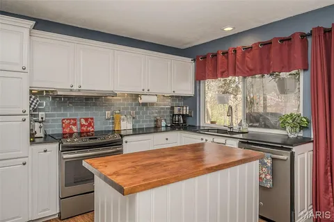 $389,900 | 812 Paquerette Court, Manchester, MO 63021