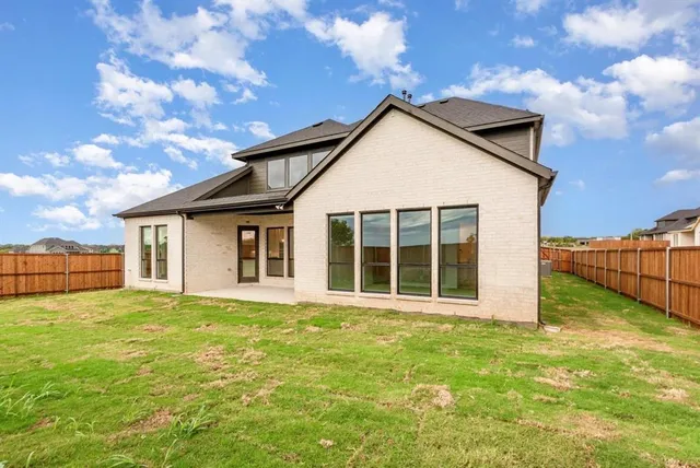 a view of a house with backyard and garden