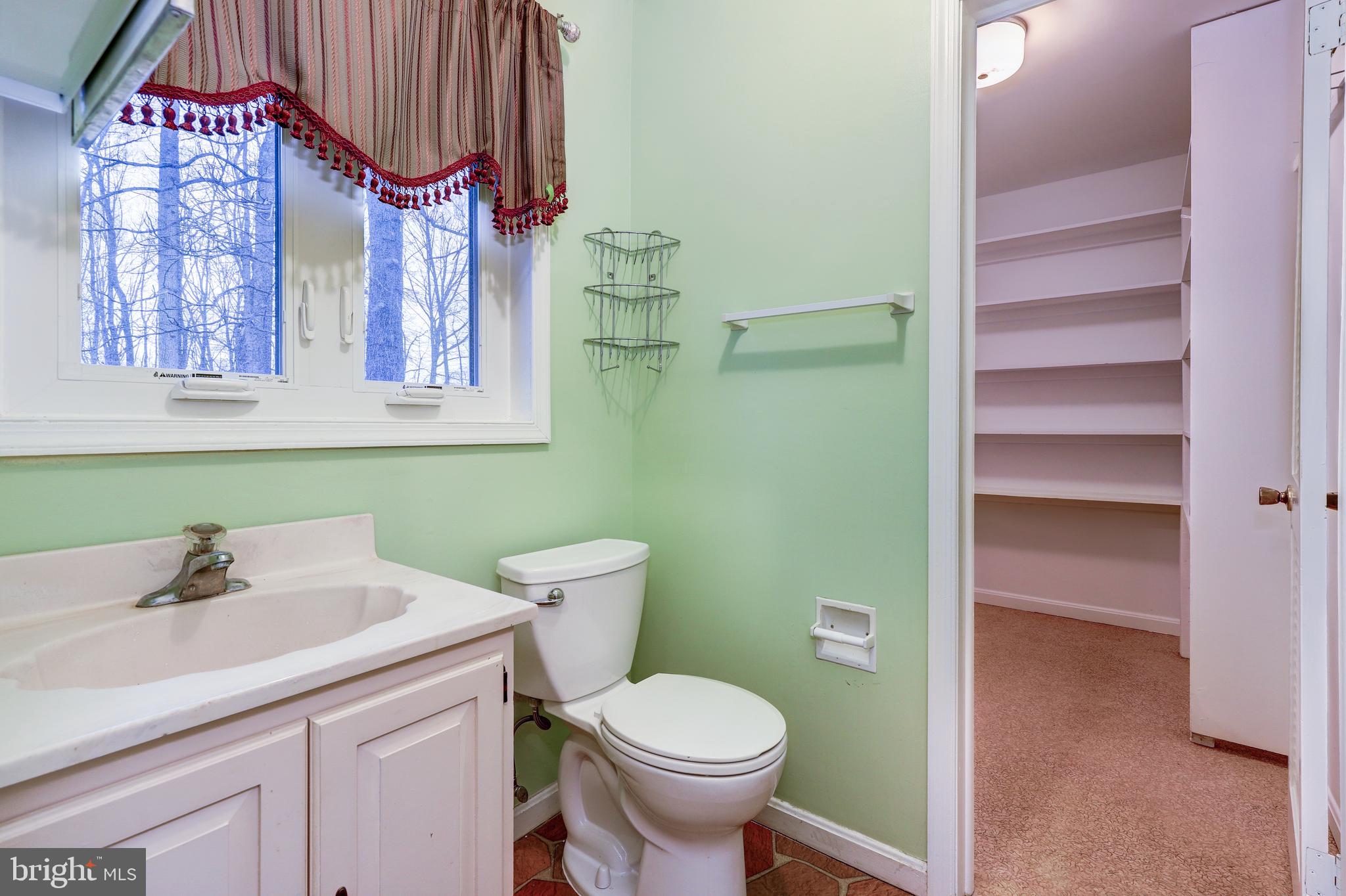 5562 Snow Mountain Road Broad Run, VA 20137 - Photo 37 of 46 1/2 Bathroom