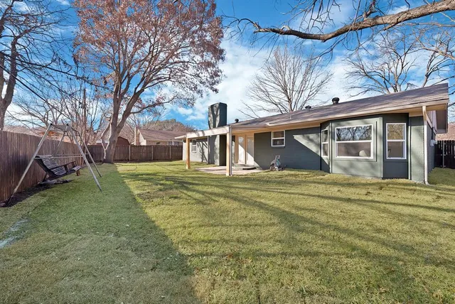 a picture of a wall with a white wall and white wall