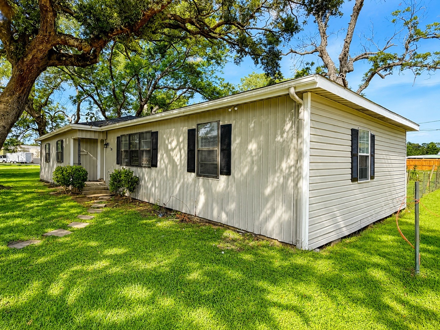 819 West Kyle Road Clute, TX 77531 - Photo 3 of 25