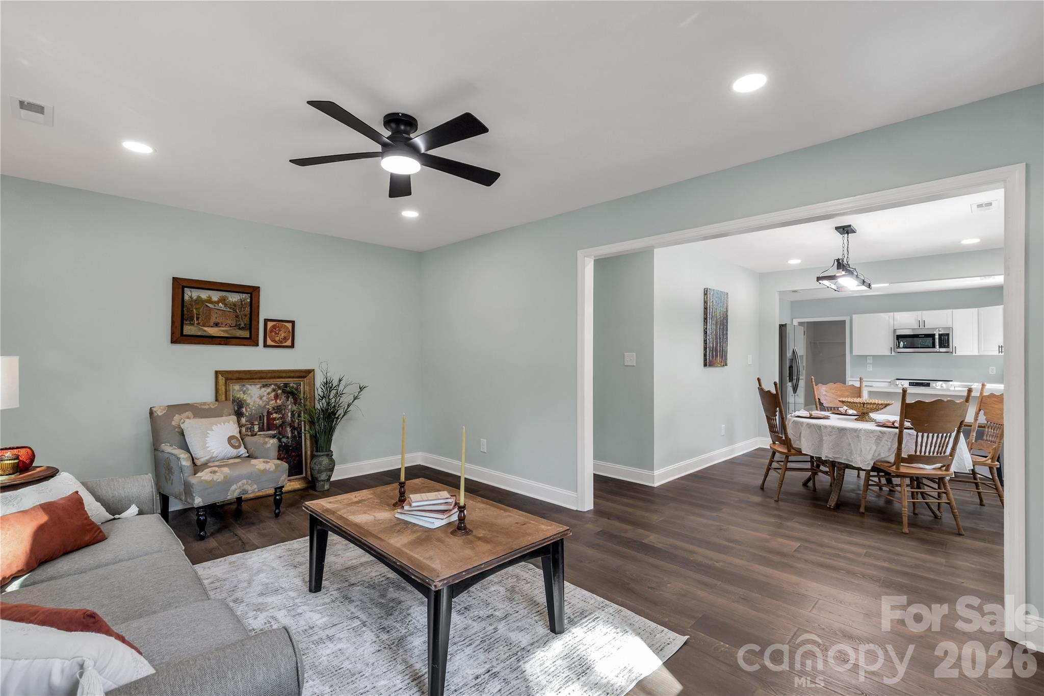 951 Confederate Avenue Lancaster, SC 29720 - Photo 5 of 29 a living room with furniture