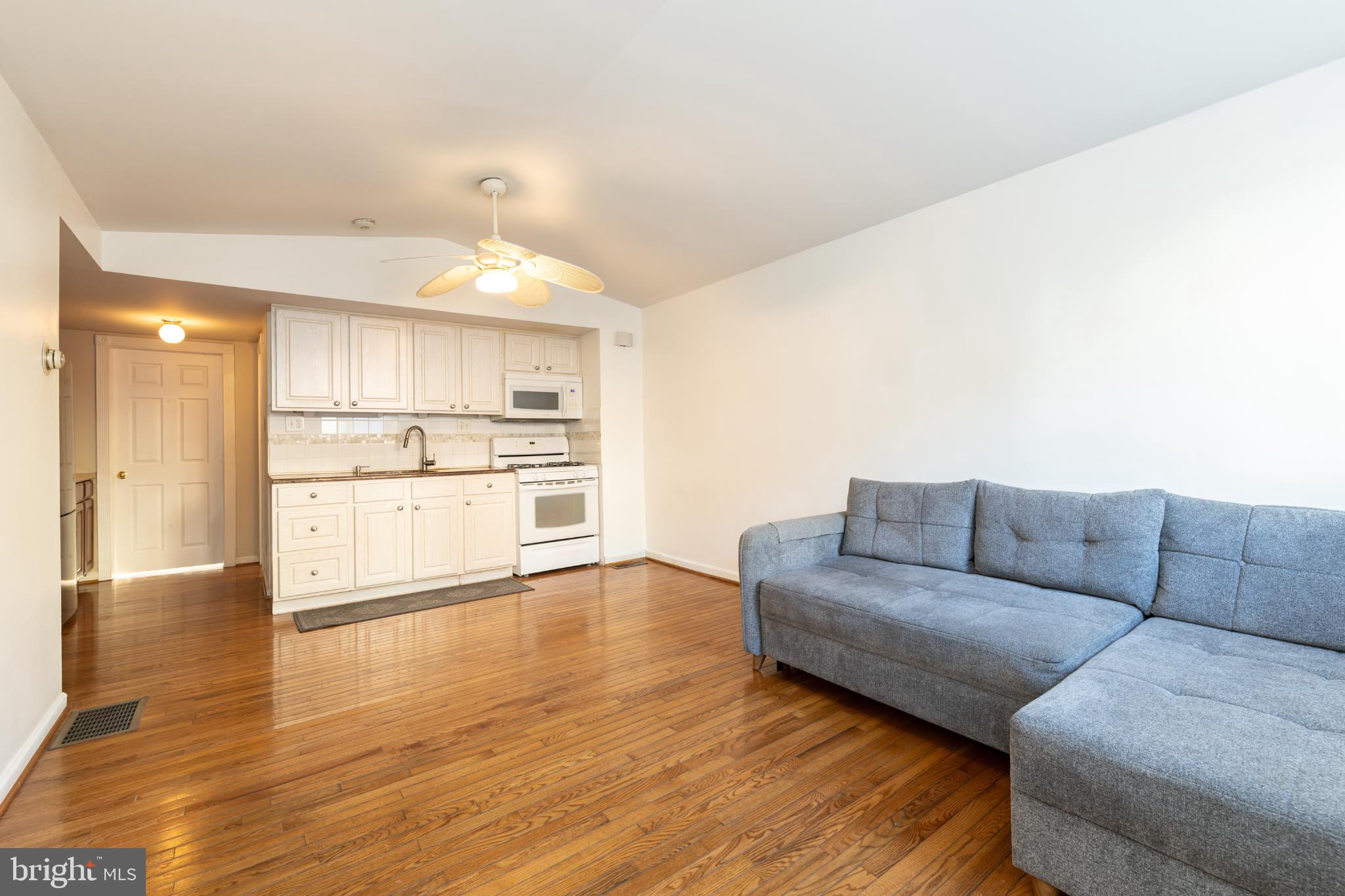 910 Mountain Street Philadelphia, PA 19148 - Photo 2 of 31 a living room with furniture and kitchen view
