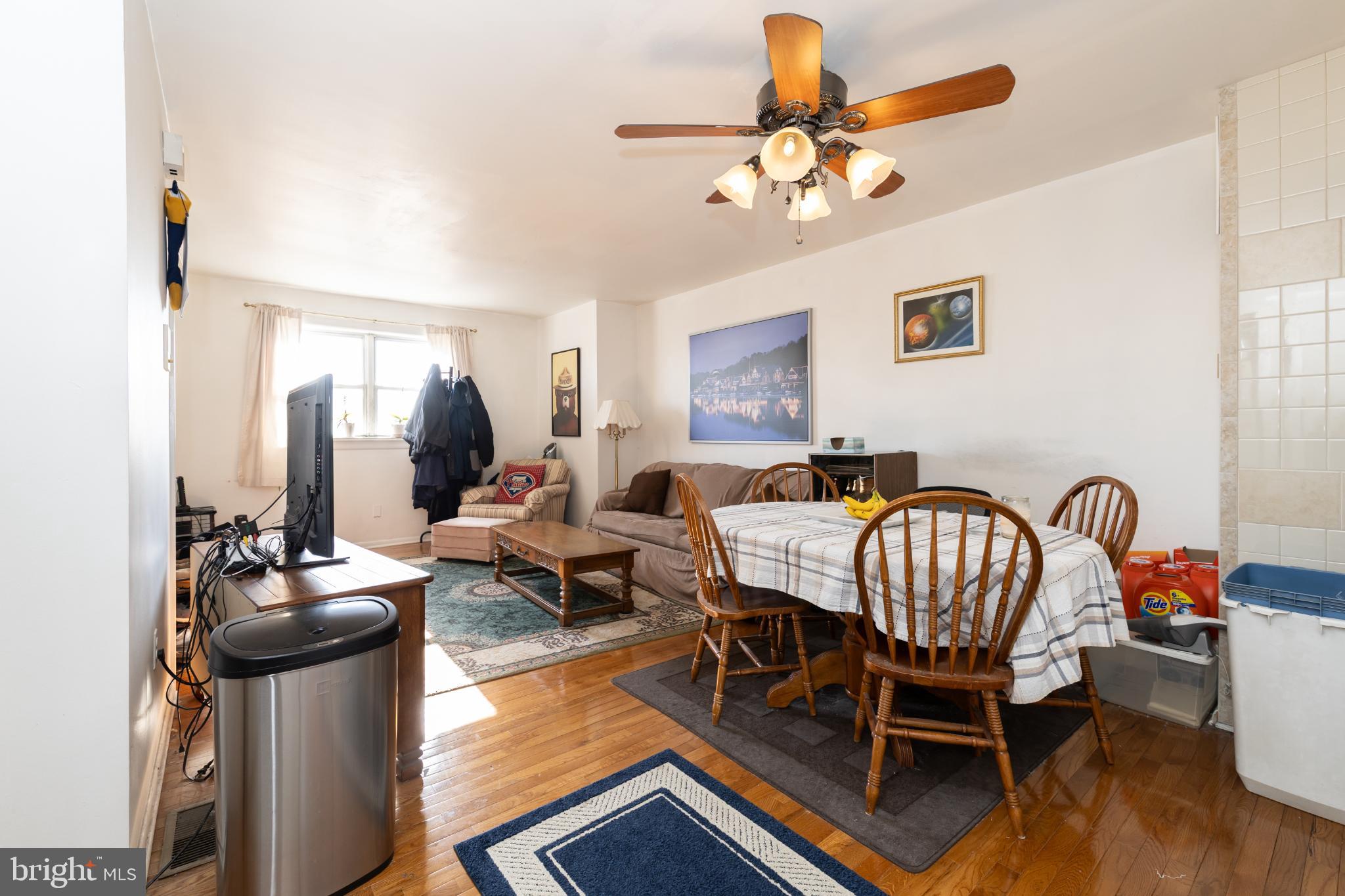 910 Mountain Street Philadelphia, PA 19148 - Photo 21 of 31 a living room with furniture