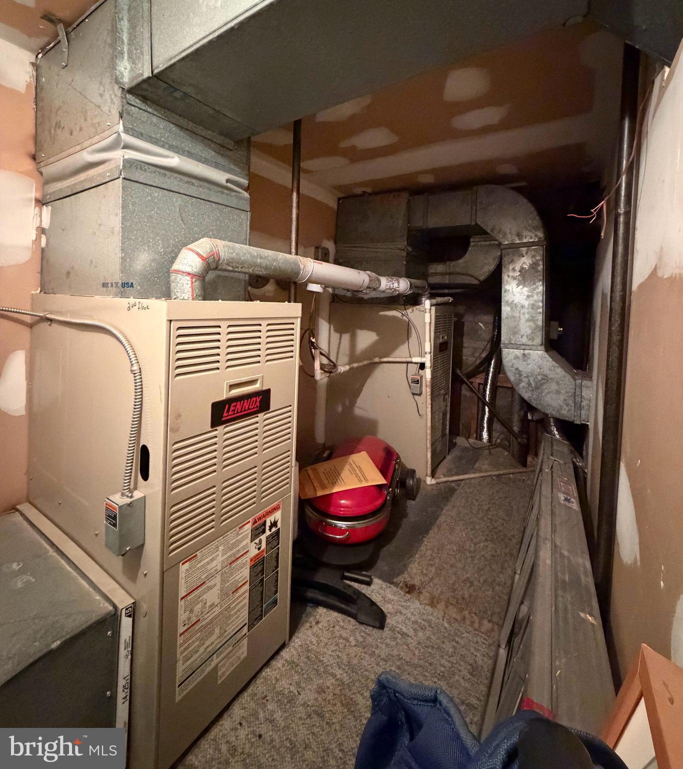 910 Mountain Street Philadelphia, PA 19148 - Photo 29 of 31 a utility room with dryer and washer