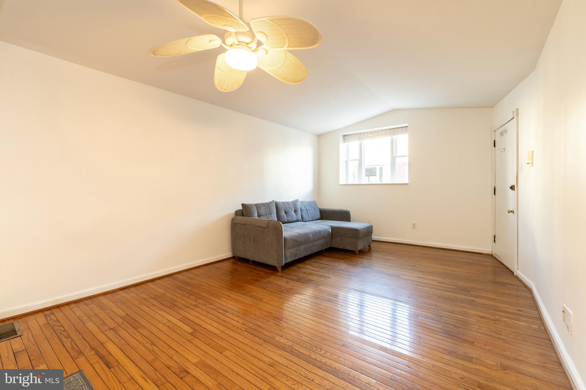 910 Mountain Street Philadelphia, PA 19148 - Photo 3 of 31 a living room with furniture and a wooden floor