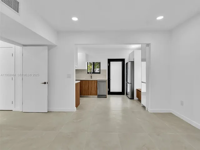 $4,000 | 107 Central Avenue, Delray Beach, FL 33483