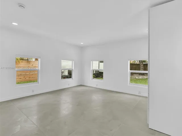 $4,000 | 107 Central Avenue, Delray Beach, FL 33483