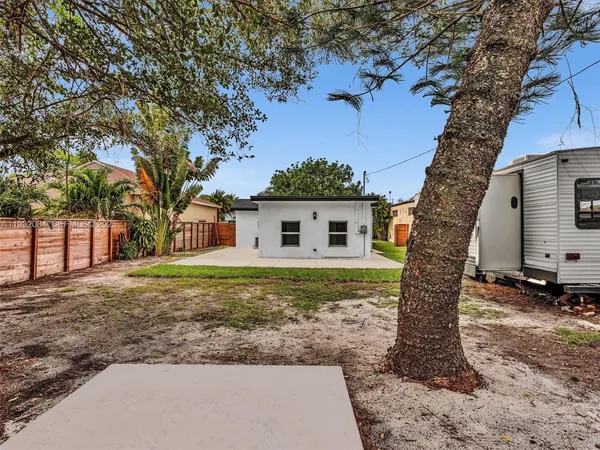a view of a house with a backyard