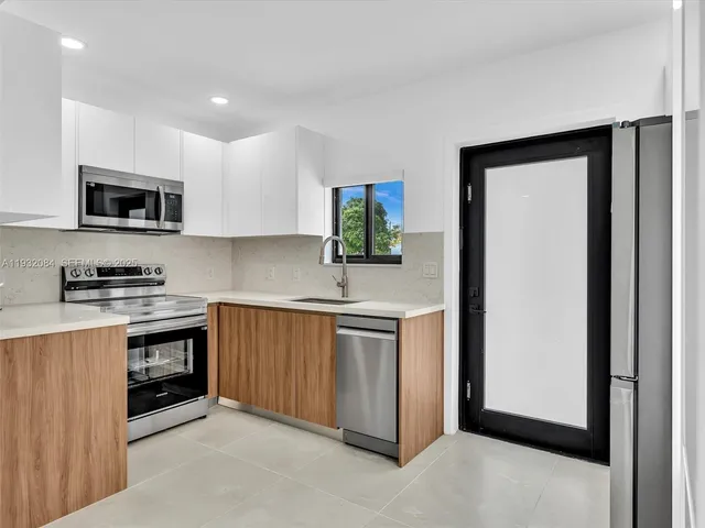 $4,000 | 107 Central Avenue, Delray Beach, FL 33483