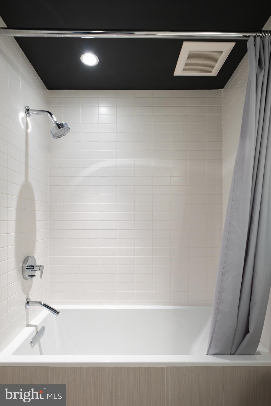256 South 3rd Street Philadelphia, PA 19106 - Photo 32 of 72 a bathroom with a bathtub and a shower