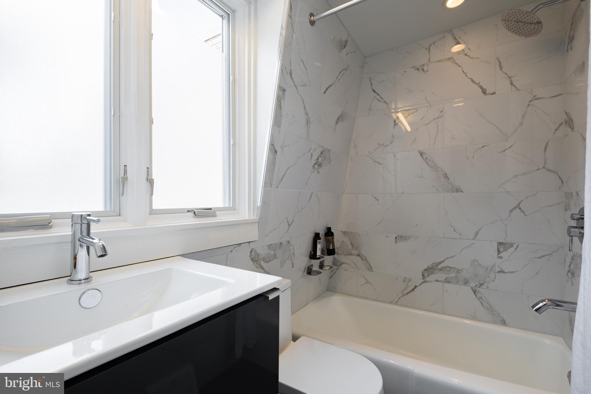 256 South 3rd Street Philadelphia, PA 19106 - Photo 43 of 72 a bathroom with a sink a toilet and bathtub