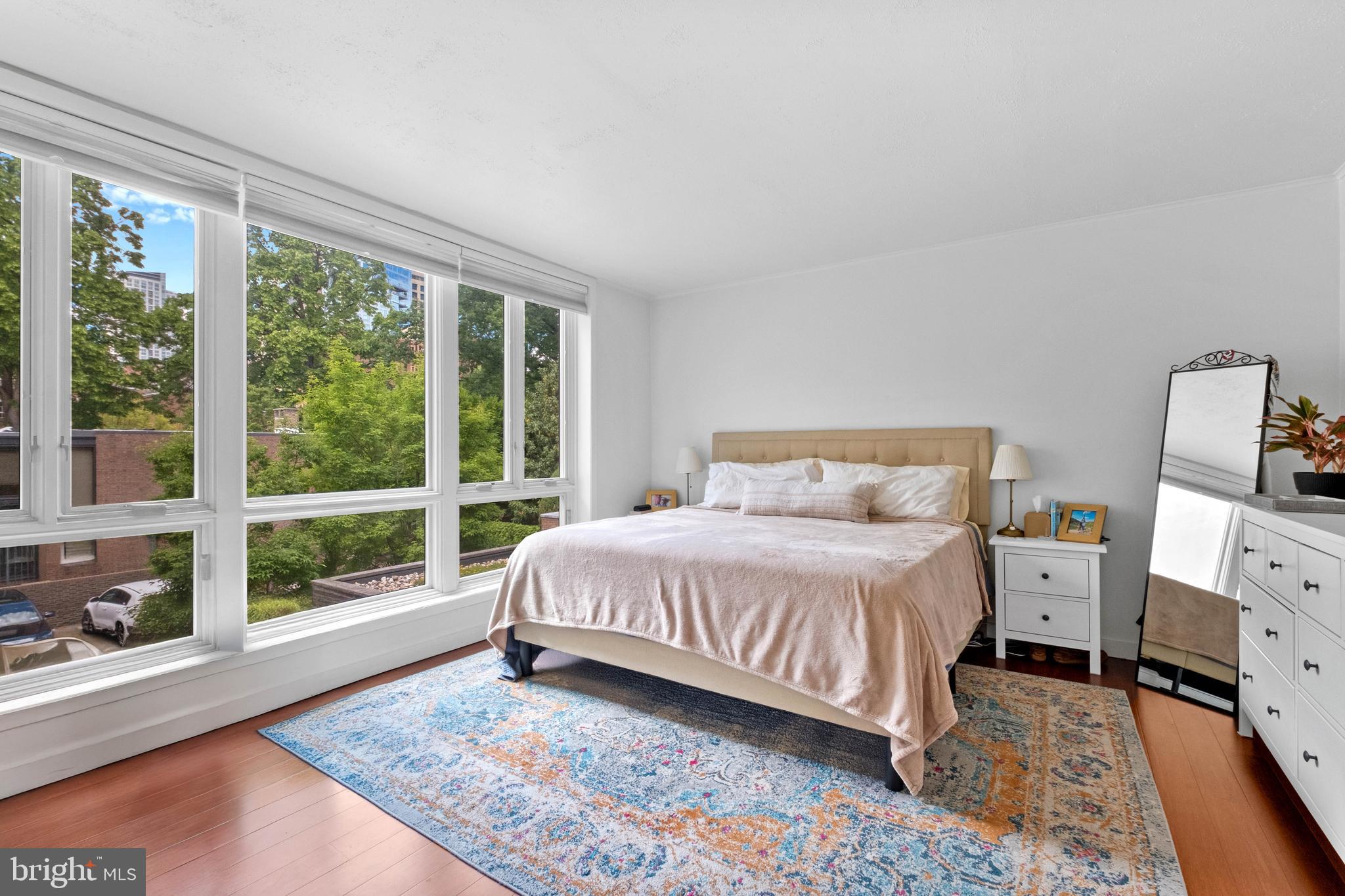 256 South 3rd Street Philadelphia, PA 19106 - Photo 63 of 72 a bedroom with a bed and large window