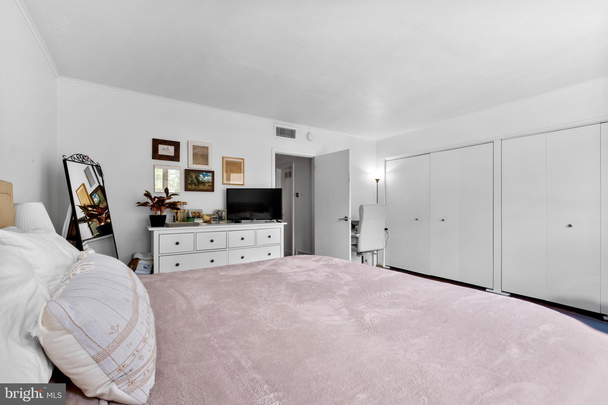 256 South 3rd Street Philadelphia, PA 19106 - Photo 65 of 72 a large bedroom with a bed and a flat screen tv
