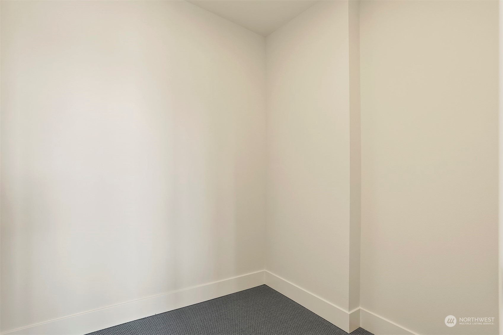 520 North 48th Street, Unit B Seattle, WA 98103 - Photo 30 of 38 a small space with a window