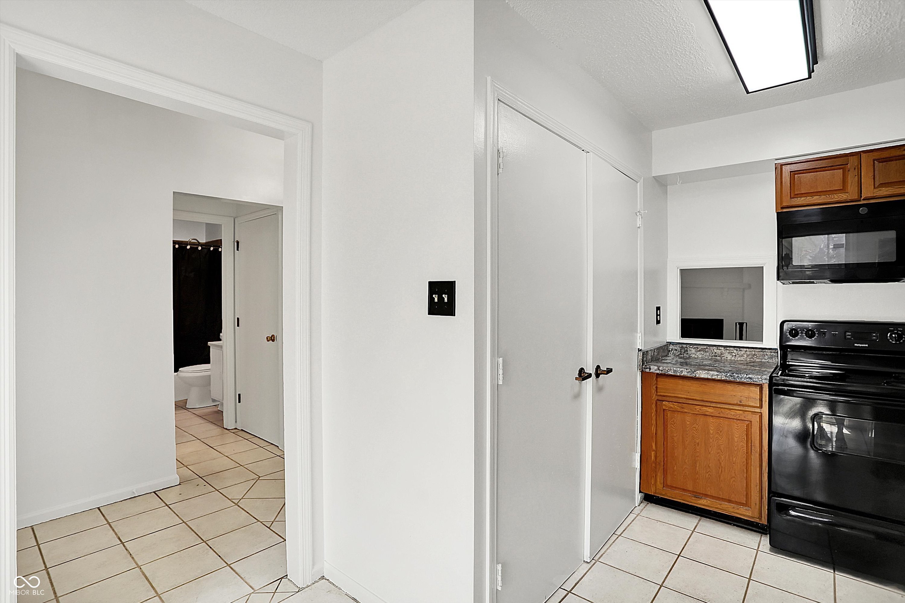 7642 Lancer Lane Lawrence, IN 46226 - Photo 8 of 36