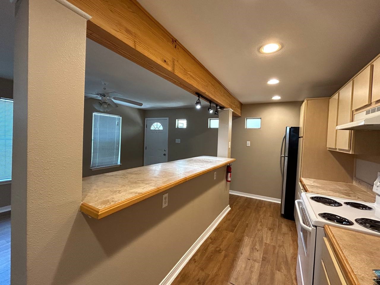 831 West 25th Street, Unit 7 Houston, TX 77008 - Photo 14 of 15 a large kitchen with a large counter top