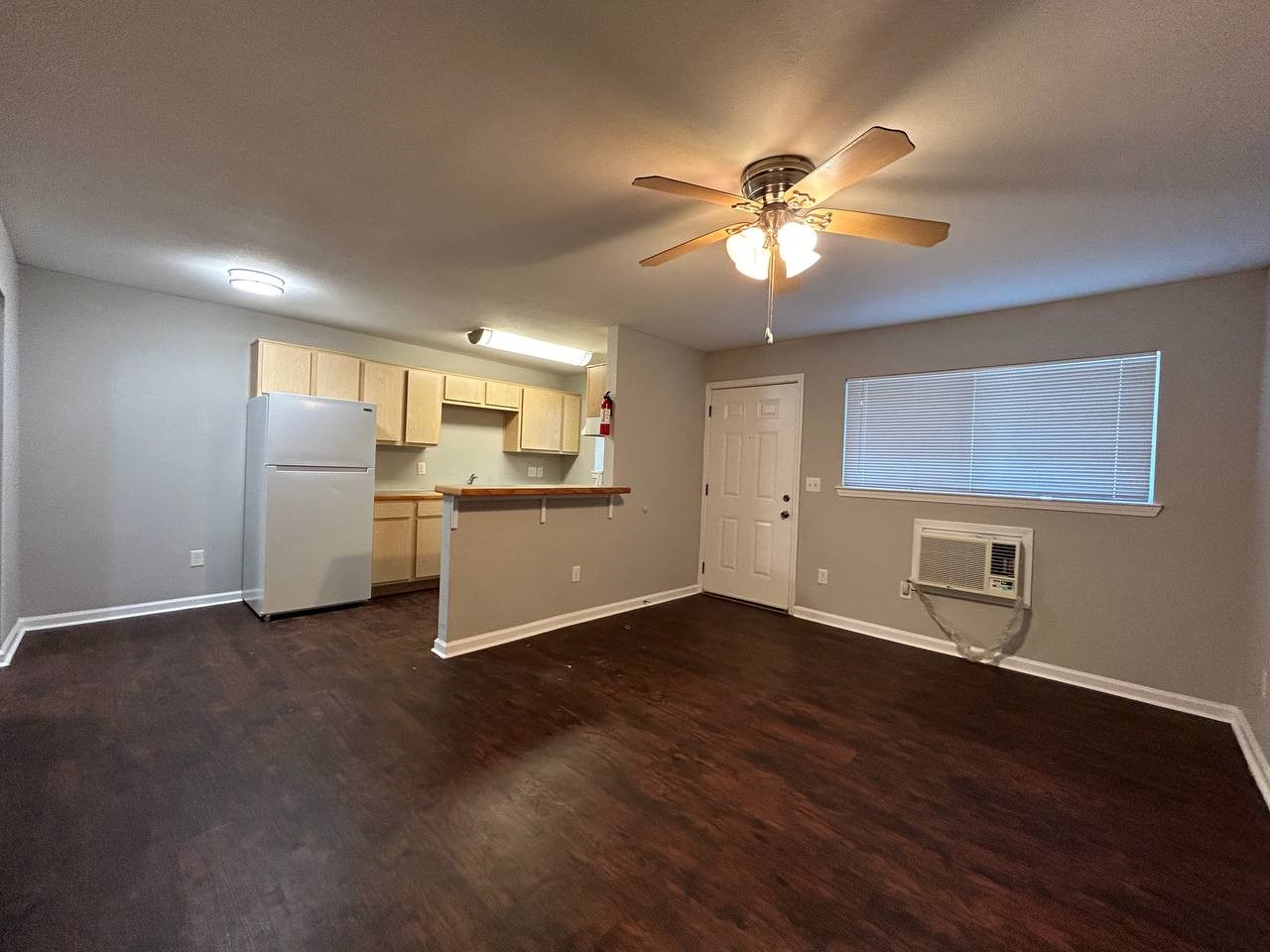 831 West 25th Street, Unit 7 Houston, TX 77008 - Photo 7 of 15 a view of a kitchen with a sink a ceiling fan and a kitchen view