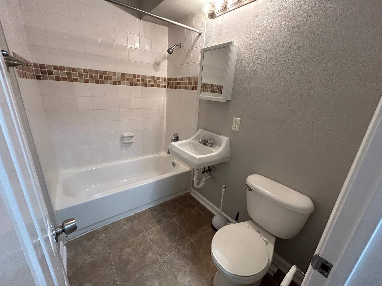 831 West 25th Street, Unit 7 Houston, TX 77008 - Photo 10 of 15 a bathroom with a toilet a sink and a bathtub