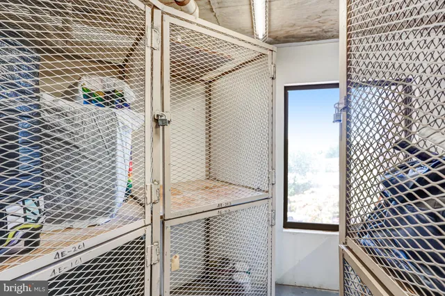 a view of a livingroom with washer and dryer