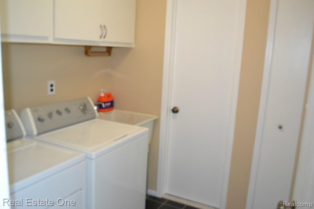 323 Torrent Court Rochester, MI 48307 - Photo 14 of 17 First Floor Laundry