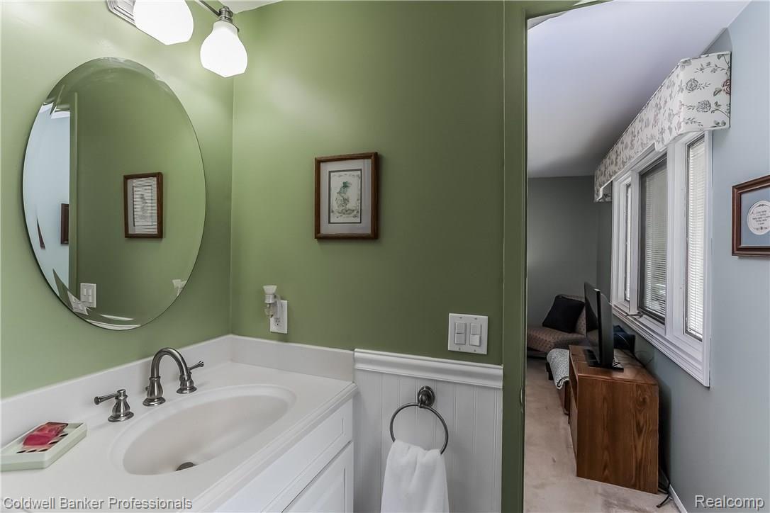 2784 Winter Park Road Rochester, MI 48309 - Photo 24 of 63 024-Remodeled_Master_Bath-2888979-large.jpg