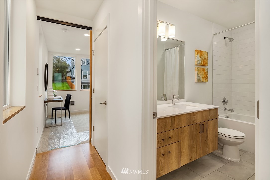 3665 Interlake Avenue North, Unit B Seattle, WA 98103 - Photo 15 of 18