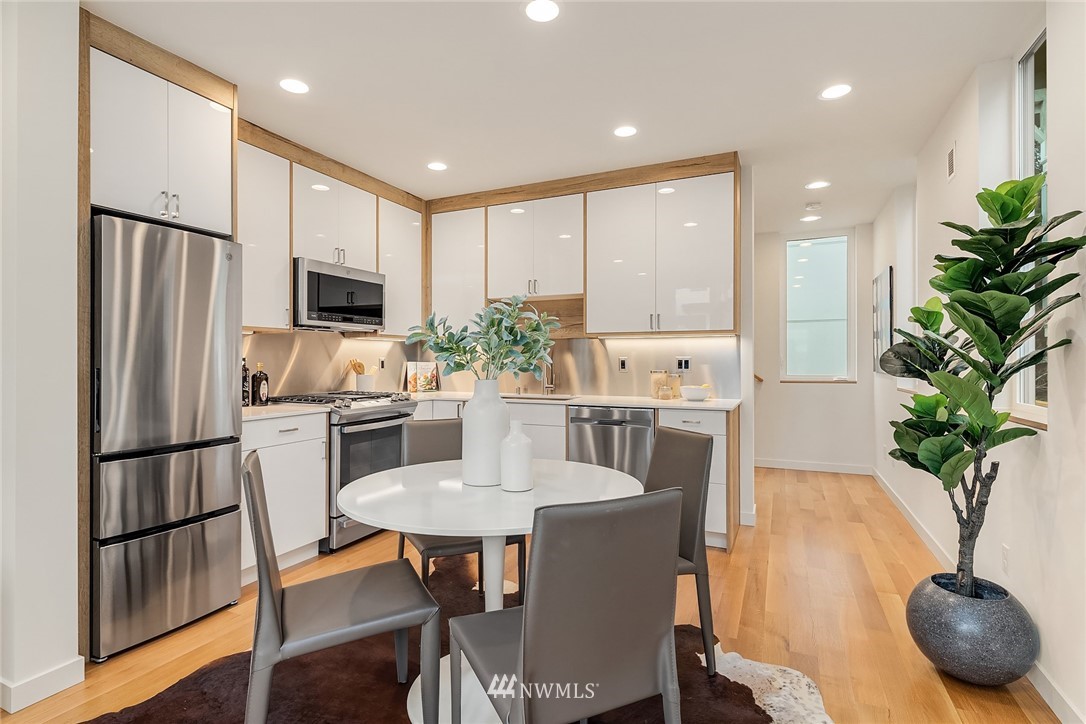 3665 Interlake Avenue North, Unit B Seattle, WA 98103 - Photo 5 of 18