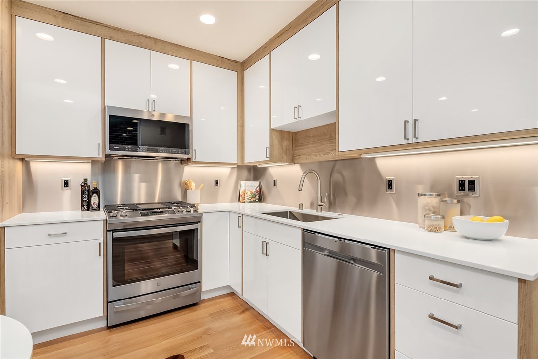 3665 Interlake Avenue North, Unit B Seattle, WA 98103 - Photo 6 of 18