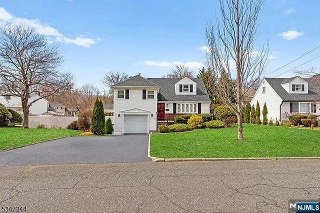 $1,050,000 | 127 Village Circle West, Paramus, NJ 07652