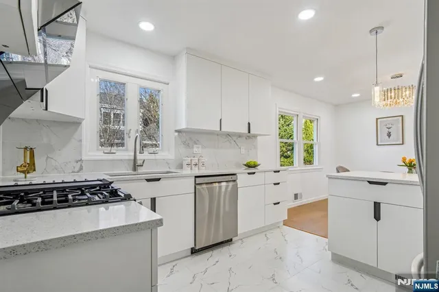 $1,050,000 | 127 Village Circle West, Paramus, NJ 07652