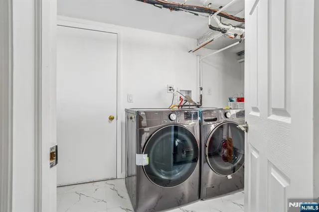 $1,050,000 | 127 Village Circle West, Paramus, NJ 07652