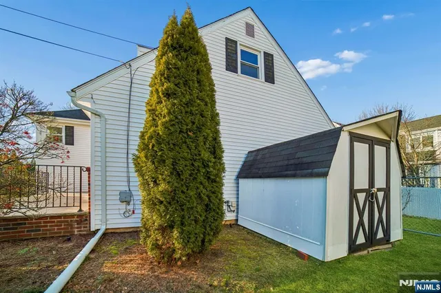 $1,050,000 | 127 Village Circle West, Paramus, NJ 07652