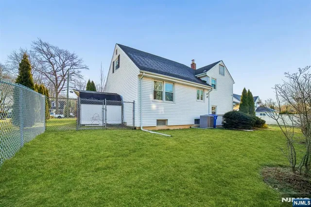 $1,050,000 | 127 Village Circle West, Paramus, NJ 07652