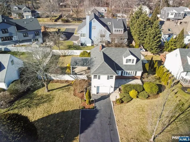 $1,050,000 | 127 Village Circle West, Paramus, NJ 07652