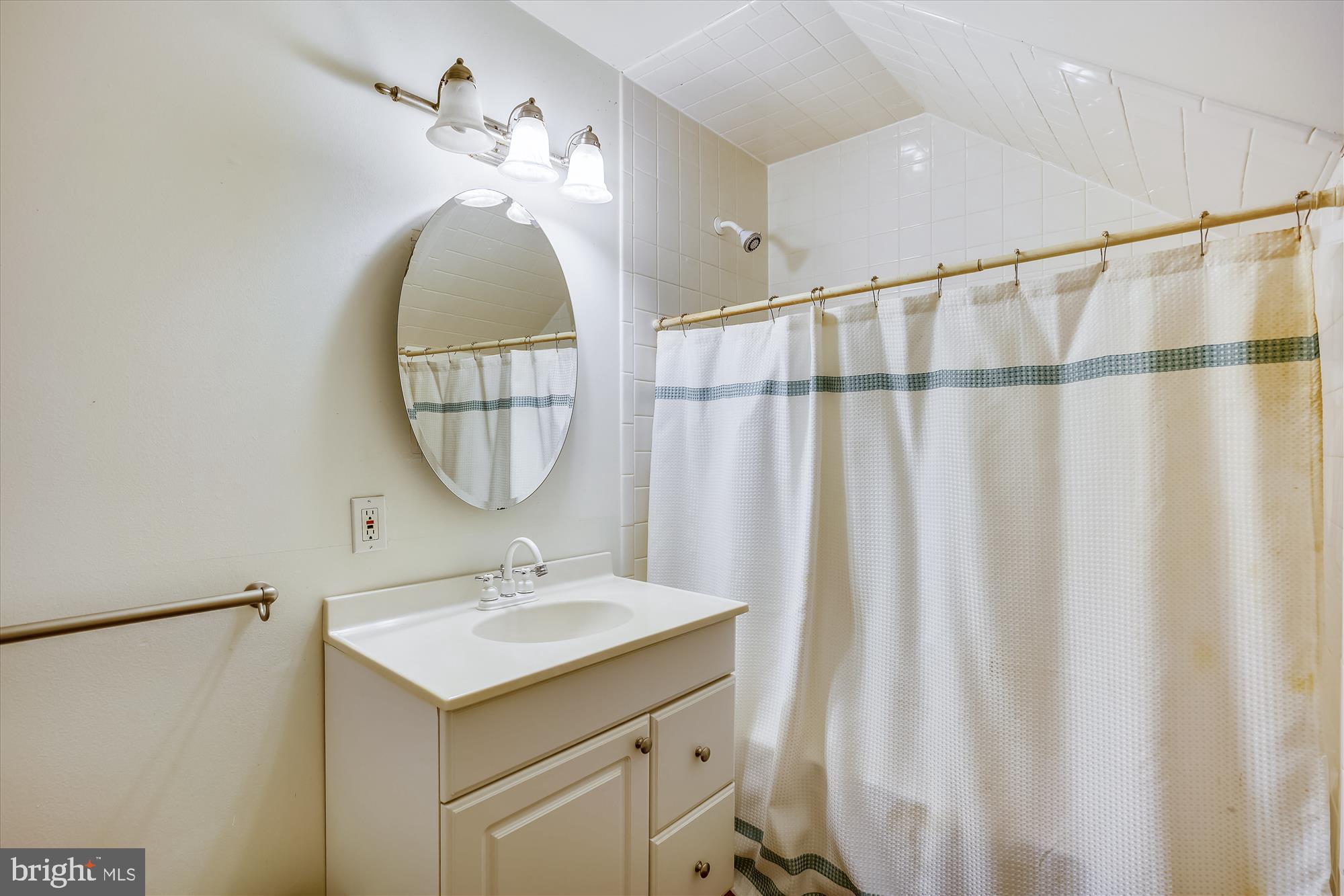 4902 Wilmslow Road Baltimore, MD 21210 - Photo 46 of 62 Upper level two bathroom