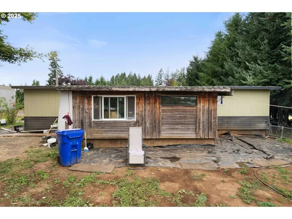 a view of a back yard of the house