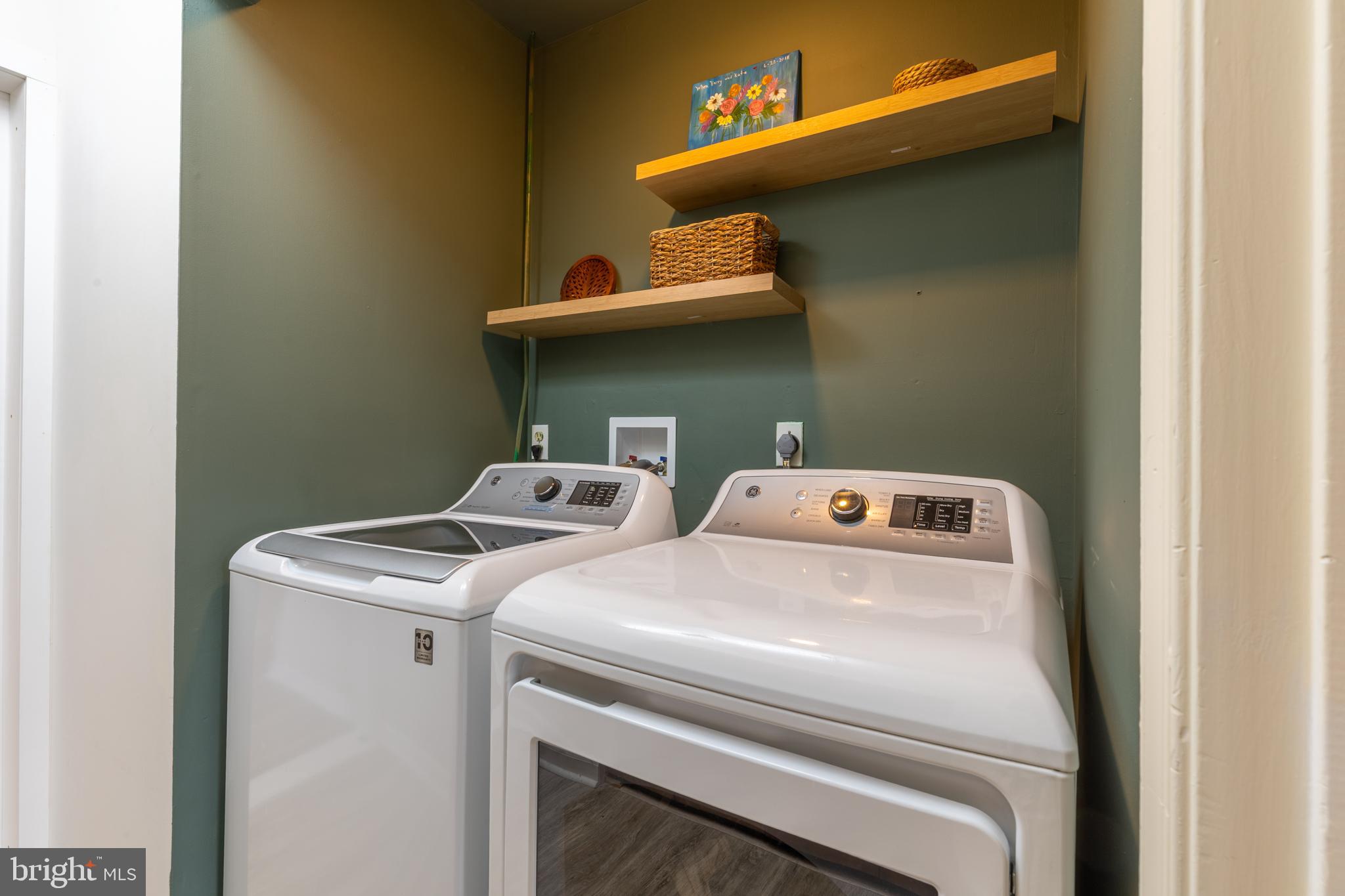 4 Reyburn Court New Castle, DE 19720 - Photo 13 of 21 a utility room with dryer and washer