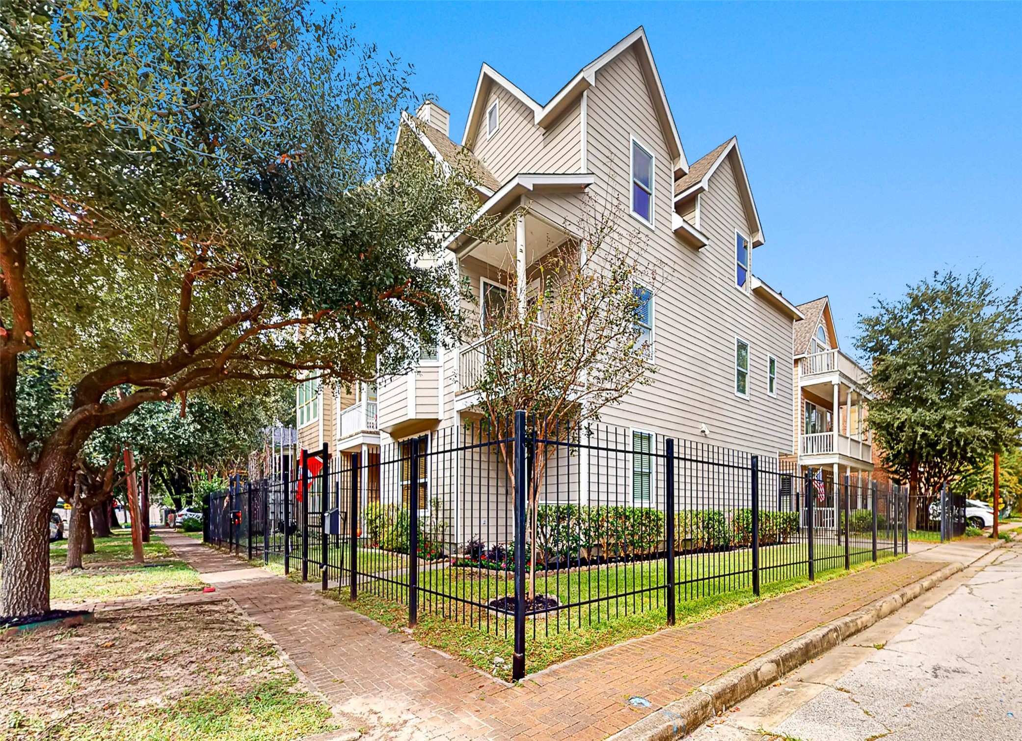 2104 State Street Houston, TX 77007 - Photo 1 of 41 No shared walls, standalone, spacious four bedroom home in the heart of Houston, with fenced yard (yard maintenance included) and easy access to Downtown, Memorial Park and Buffalo Bayou Park.