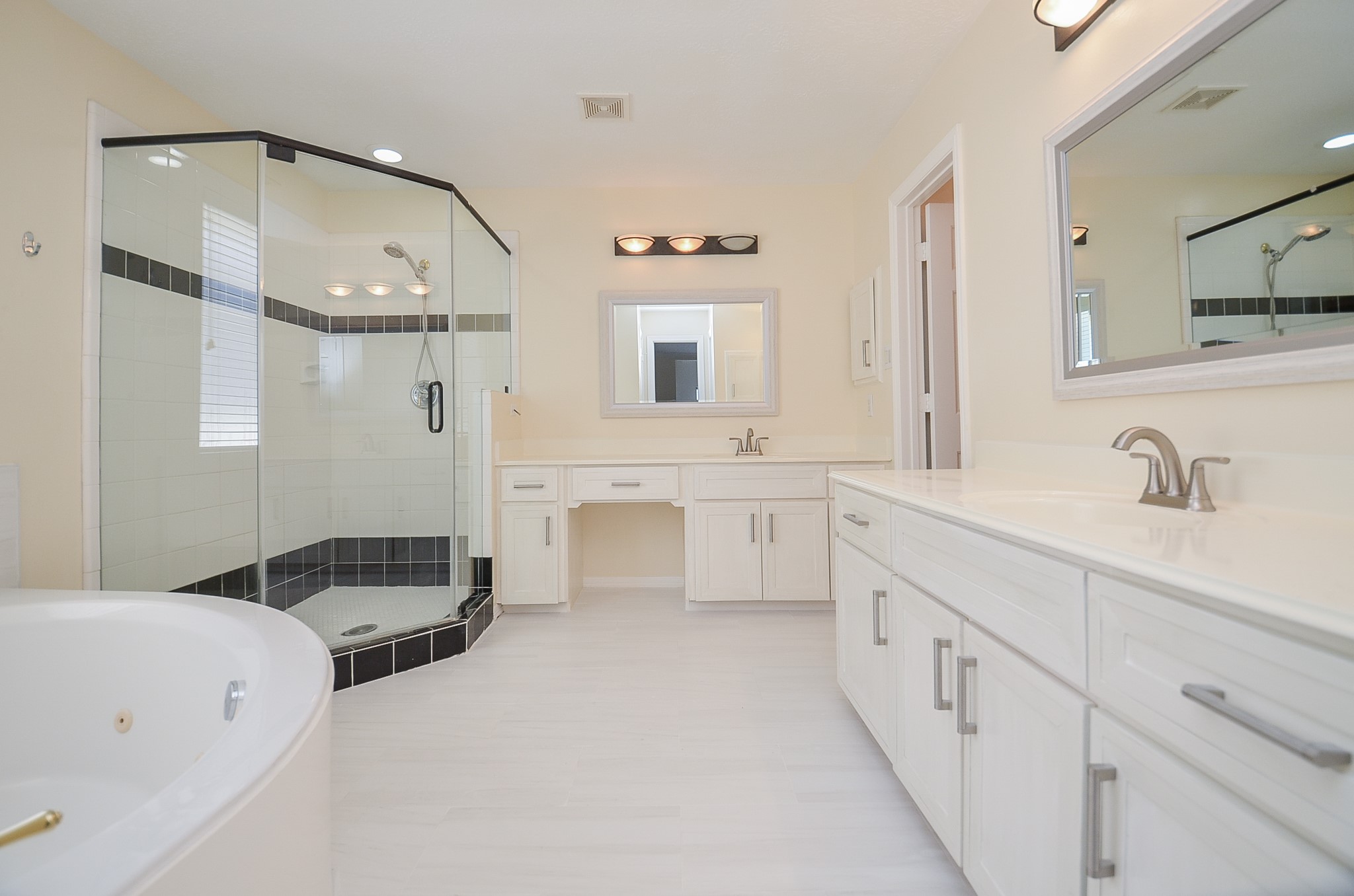 4916 Inker Street Houston, TX 77007 - Photo 31 of 36 Expansive primary bath with separate sinks, tub and separate shower.