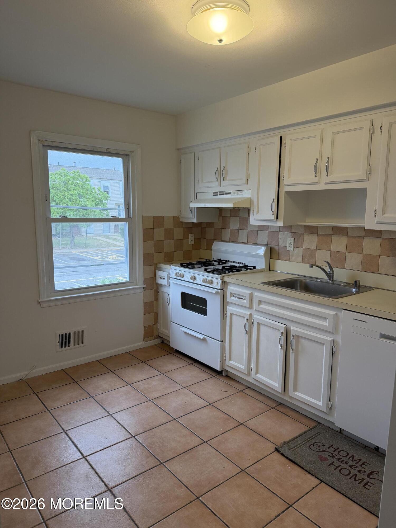 92 Sawmill Road, Unit 583 Brick, NJ 08724 - Photo 4 of 23 IMG_3533