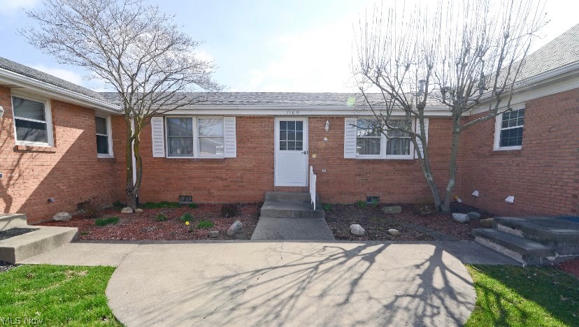 710 H Springfield Road, Unit H Columbiana, OH 44408 - Photo 2 of 29 Front Door / Courtyard Entrance into the Living.