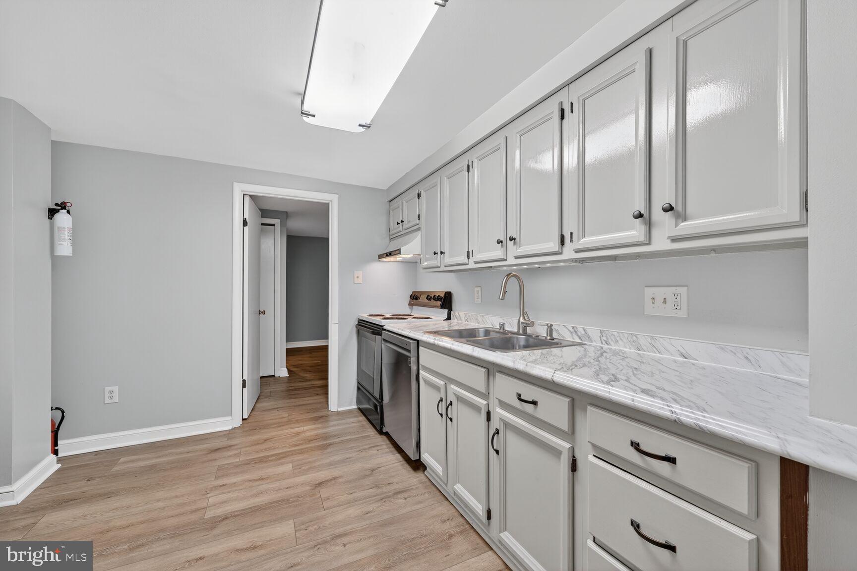 2007 Kalorama Road Northwest, Unit B Washington, DC 20009 - Photo 6 of 17 Large kitchen fits a small table